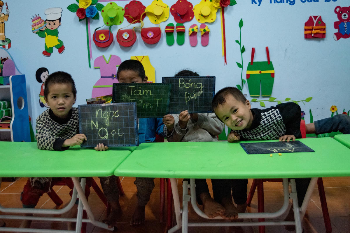 Giờ học chữ Kinh của các em học sinh Nùng tại trường. Cô Hoàng Thị Minh Chuyên, phụ trách lớp 5 tuổi chia sẻ, đối với học sinh độ tuổi này yêu cầu phải thành thạo tiếng phổ thông, nhận biết các mặt chữ và biết cách cầm bút tô trên mình. Công tác giảng dạy tiếng phổ thông cũng gặp nhiều bất đồng liên quan đến ngôn ngữ, bản thân cô cũng là người dân địa phương nên nhiều lúc phải thật kiên nhẫn vì các em vẫn đang còn tuổi vô tư hồn nhiên. Từ đó phải có phương pháp học riêng cho các em để phù hợp với phong tục ở trên này..