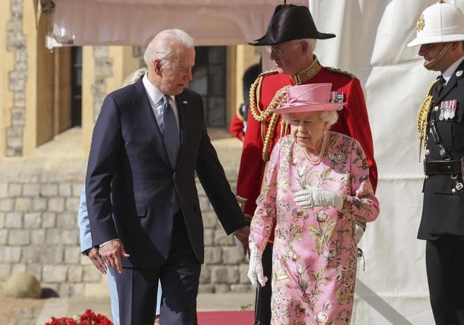 Tổng thống Mỹ Joe Biden gặp mặt Nữ hoàng Nữ hoàng Elizabeth II tại lâu đài Windsor hồi tháng 6/2021. Ảnh: AP.