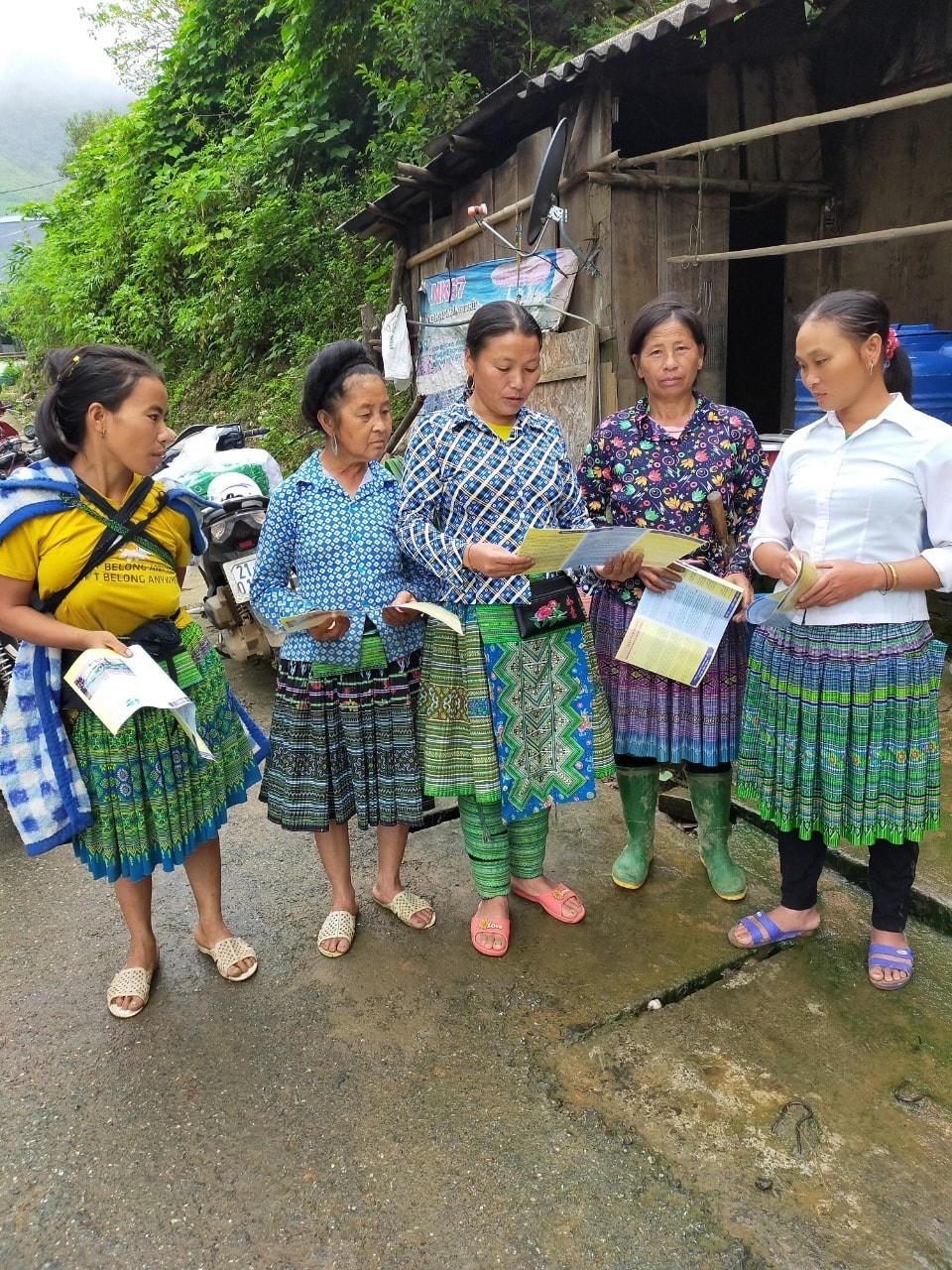 Phụ nữ dân tộc Mông, tỉnh Yên Bái tìm hiểu kiến thức về hôn nhân và gia đình.