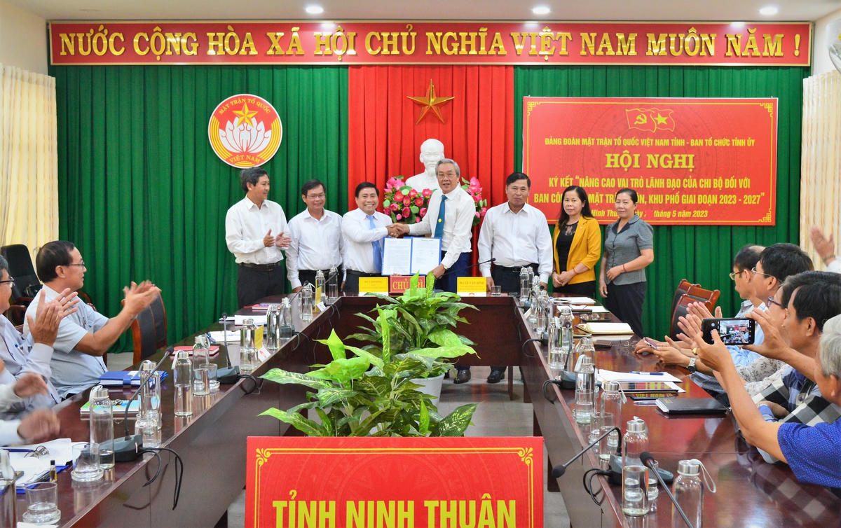 Ông Lê Văn Bình, Chủ tịch Ủy ban MTTQ Việt Nam tỉnh Ninh Thuận và ông Lâm Đông, Trưởng Ban Tổ chức Tỉnh ủy Ninh Thuận ký kết các nội dung chương trình phối hợp.