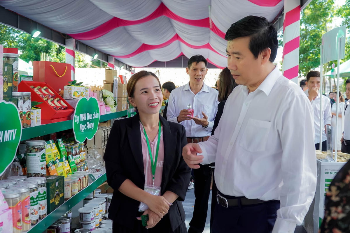 Chủ tịch UBND tỉnh Đồng Tháp Phạm Thiện Nghĩa tham quan tại các gian hàng.