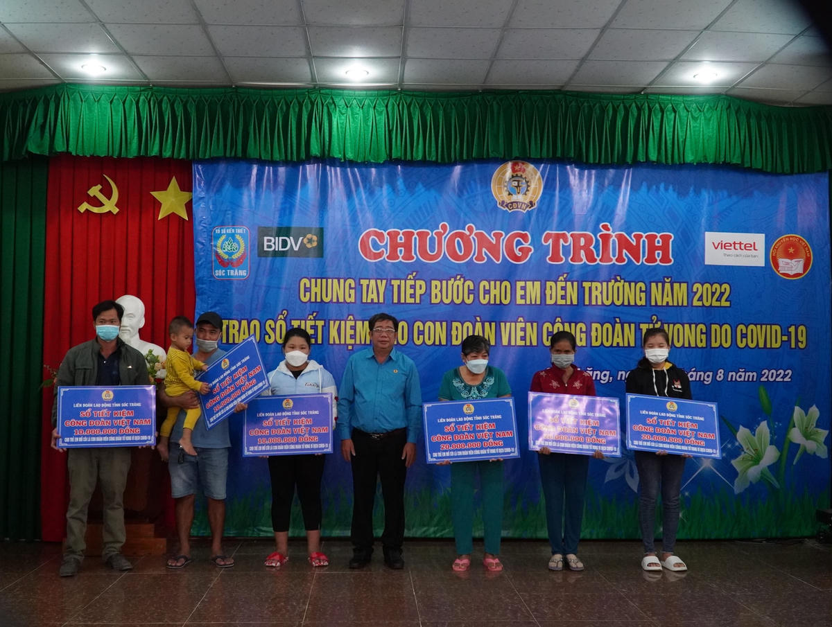 Liên đoàn lao động tỉnh Sóc Trăng trao 9 sổ tiết kiệm Công đoàn Việt Nam cho trẻ em mồ côi là con đoàn viên Công đoàn tử vong do dịch Covid-19.