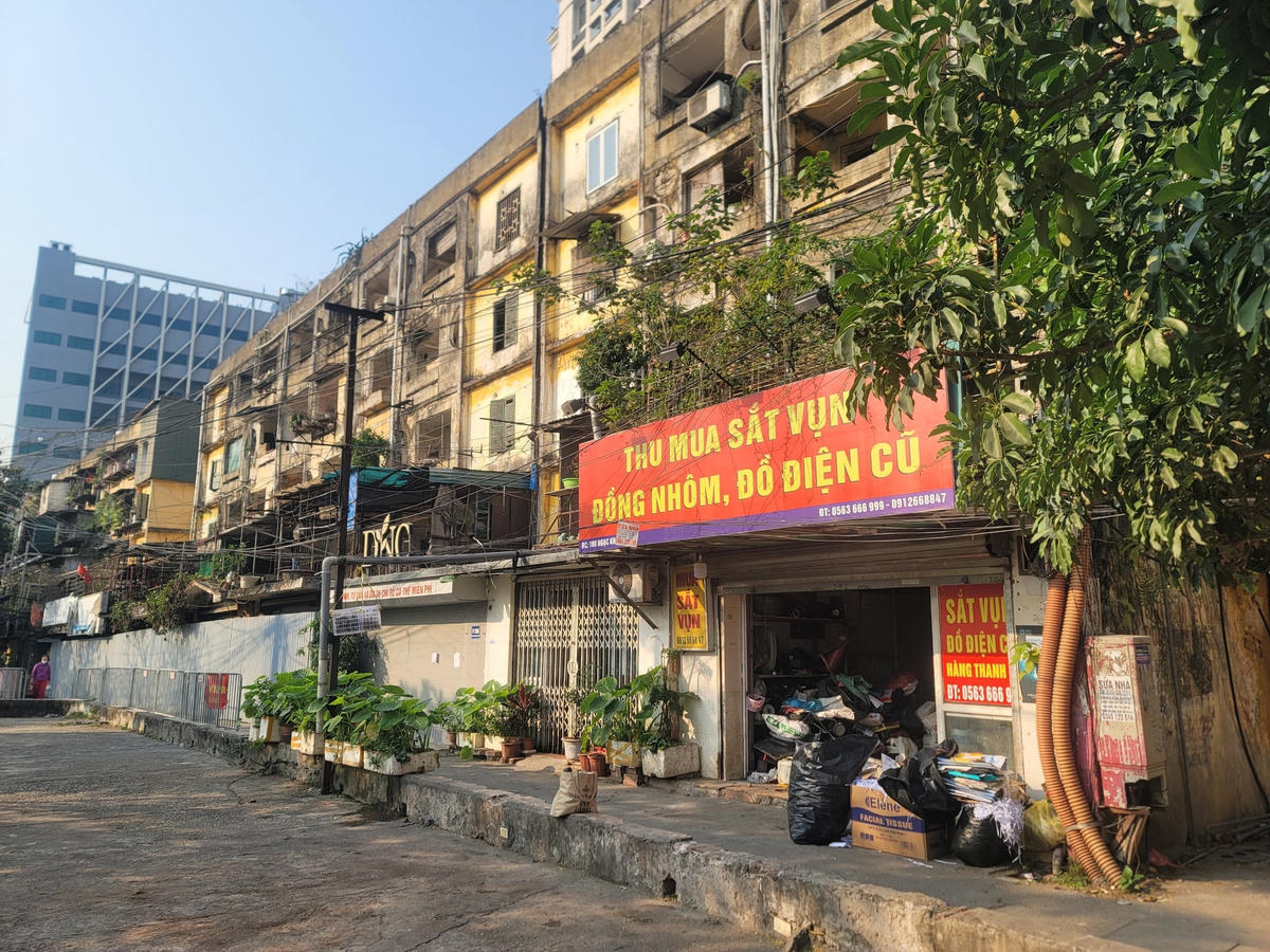 Ghi nhận tại nhà A, khu tập thể Ngọc Khánh. Dãy nhà đã được dựng hàng rào có cảnh báo nguy hiểm; còn vài hộ kinh doanh tại tầng 1.