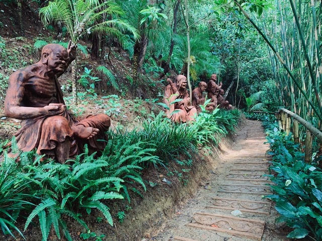 Hiện chùa có gần 20 điểm dừng chân khác nhau trên con đường lên tới đỉnh núi.