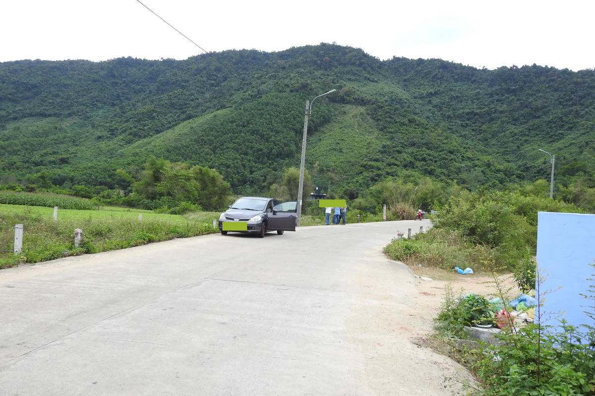 Cảnh mua bán đất nông nghiệp vẫn diễn ra hàng ngày ở xã Hòa Bắc (Đà Nẵng). Ảnh Thanh Tùng.
