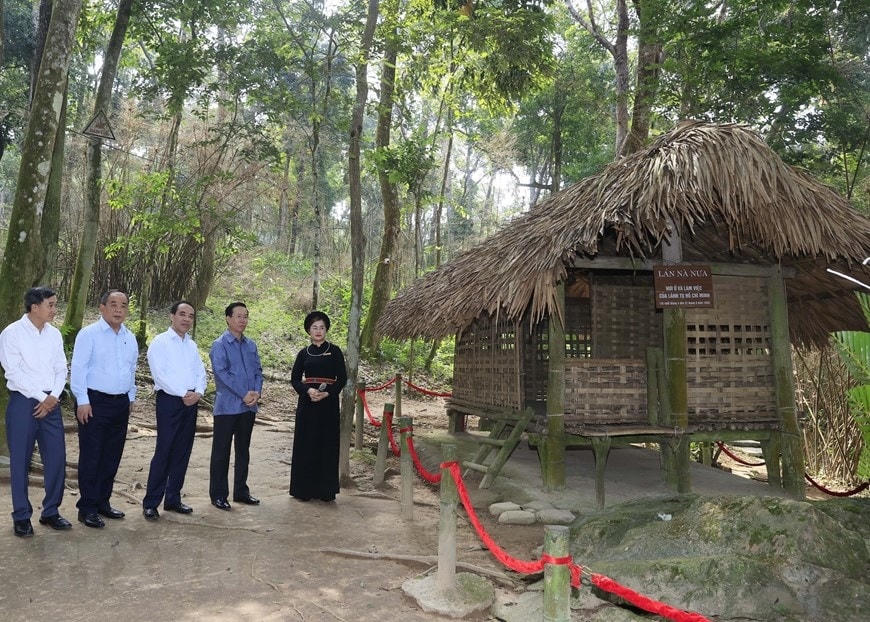 Chủ tịch nước Võ Văn Thưởng thăm Di tích Lán Nà Nưa - nơi ở và làm việc của Chủ tịch Hồ Chí Minh tại khu di tích Quốc gia đặc biệt Tân Trào.
