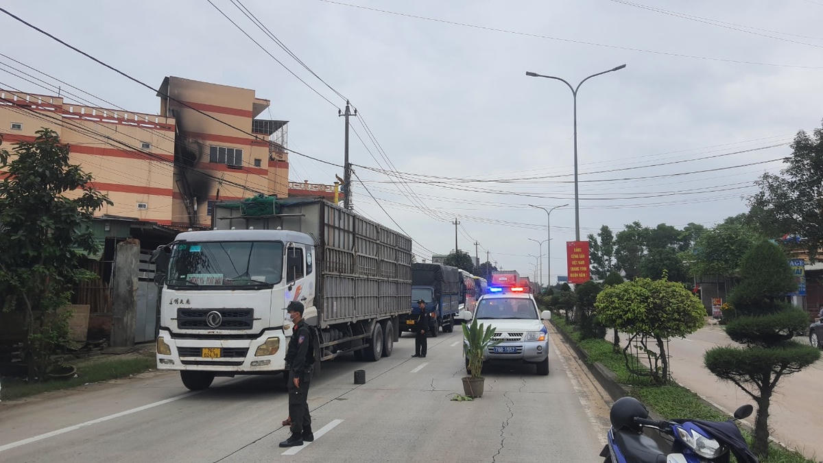 Nhiều xe bị ách tắc giao thông do bị tai nạn giao thông. 