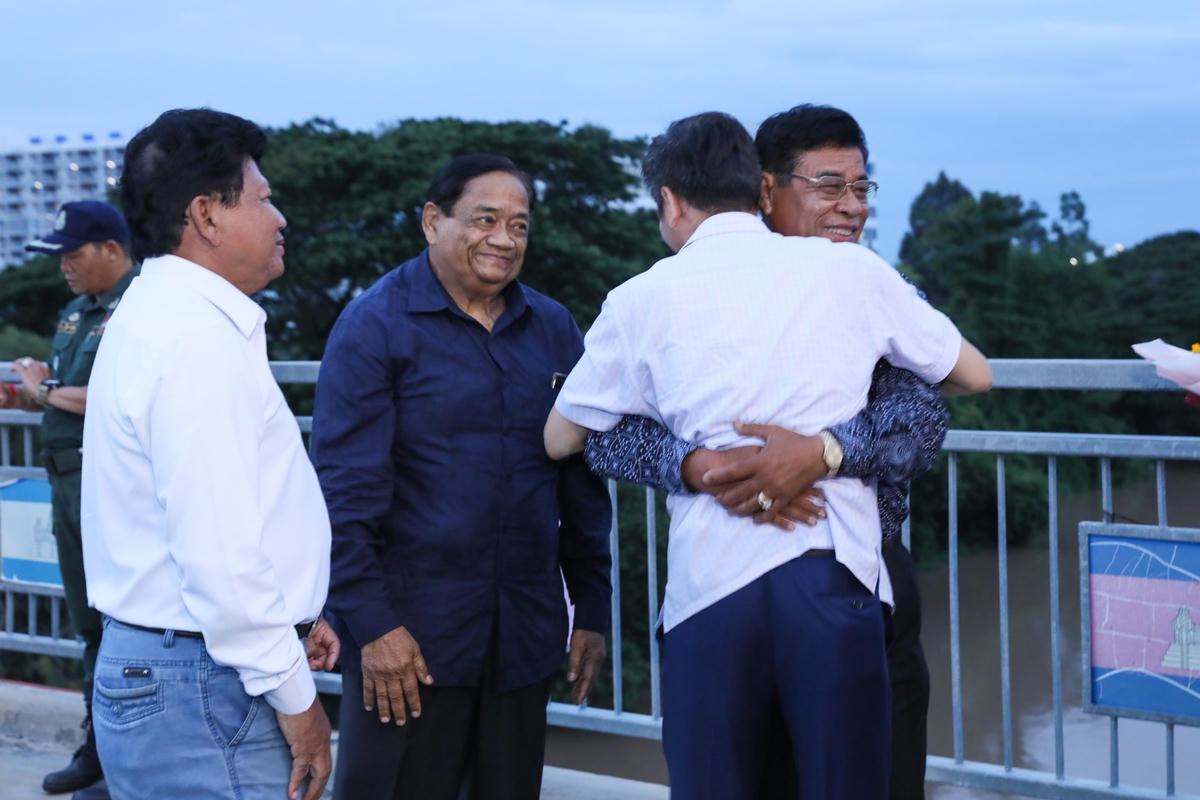Những cái ôm tạm biệt hẹn gặp lại cùng câu nói "Samaki"- (dịch ra tiếng Việt có nghĩa là đoàn kết) đầy lưu luyến.