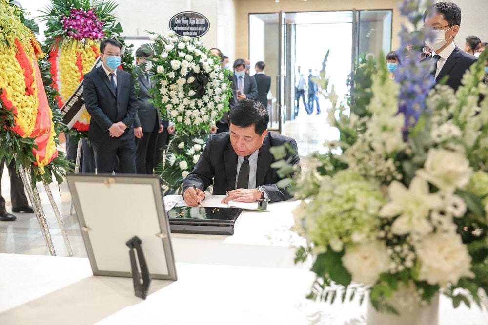 Bộ trưởng Bộ Kế hoạch và Đầu tư Nguyễn Chí Dũng ghi sổ tang bày tỏ sự tiếc thương với cố Thủ tướng Nhật Bản Abe Shinzo. (Ảnh: Minh Sơn/Vietnam+).