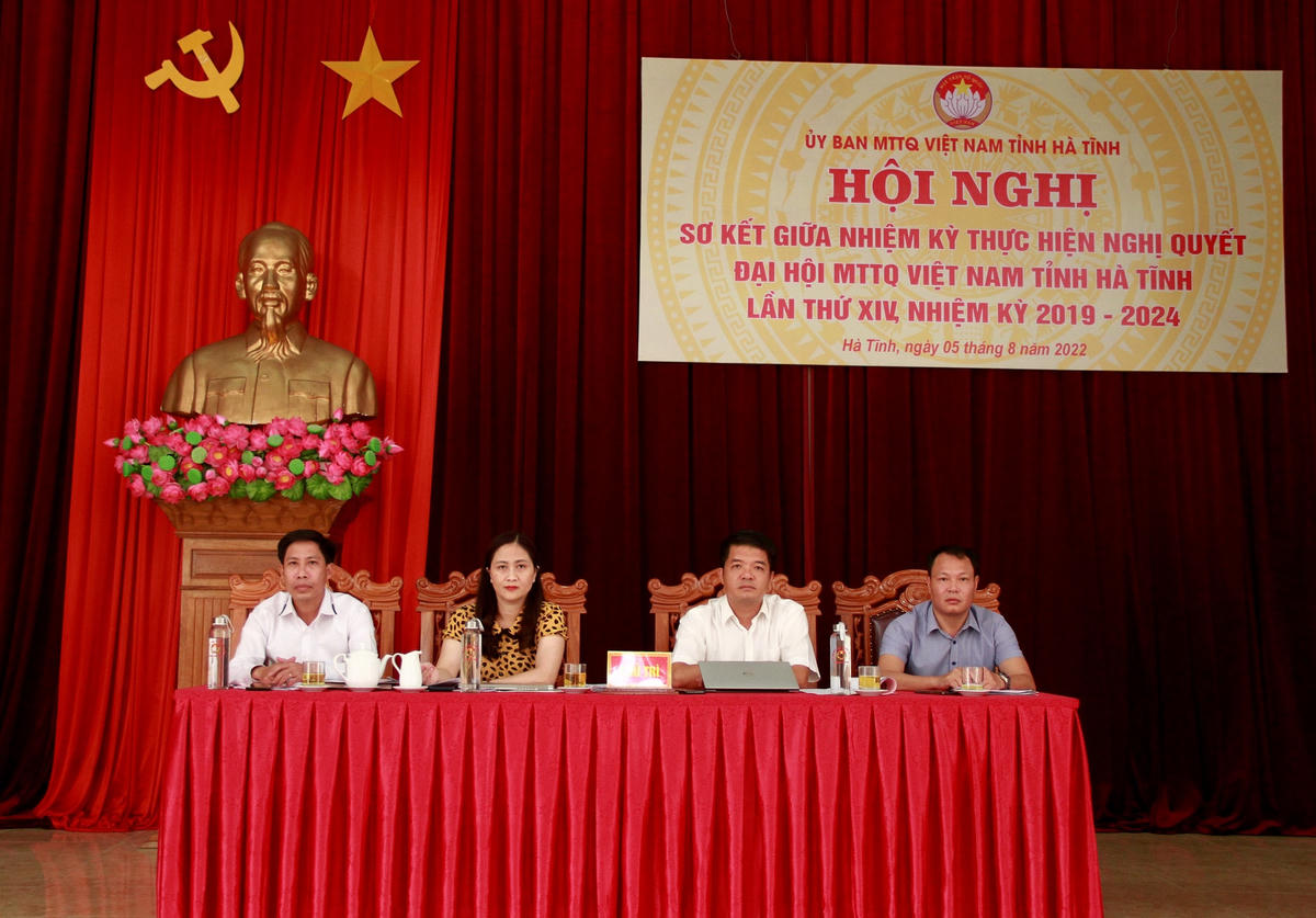 Chủ tịch Ủy ban MTTQ tỉnh Trần Nhật Tân và các Phó Chủ tịch chủ trì hội nghị. 