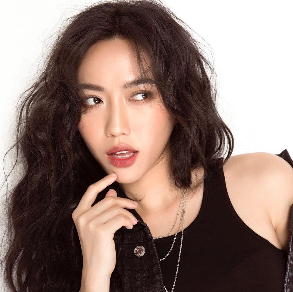 Tuy không sở hữu ngoại hình long lanh của hot girl nhưng nhờ sự chăm chỉ, tích cực Diệu Nhi nhanh chóng chinh phục trái tim khán giả.