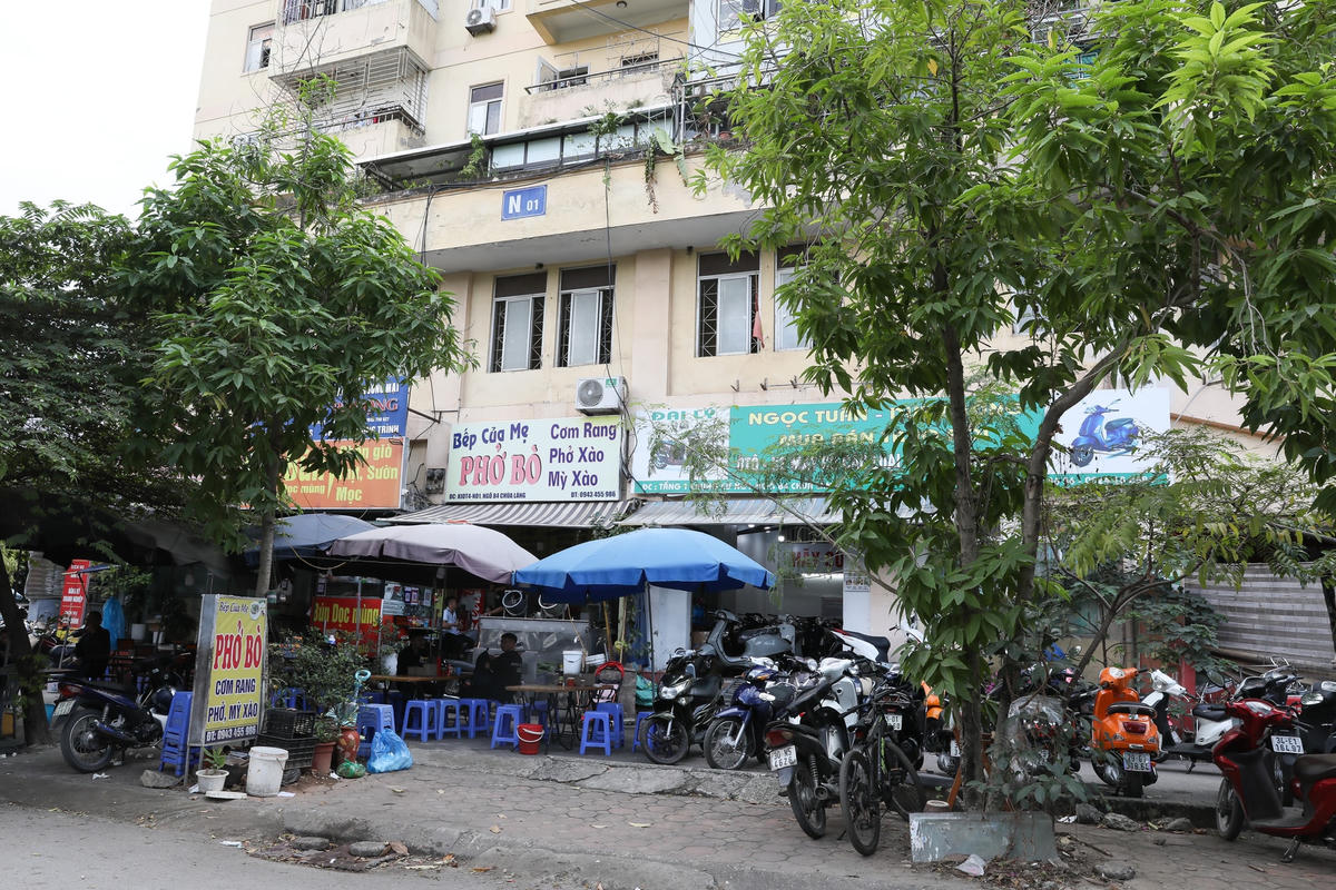 Tòa N01, ngõ 84 phố Chùa Láng, toàn bộ khu vực kinh doanh dịch vụ bị các hộ dân chiếm dụng từ năm 2016. Ảnh: Quang Vinh.