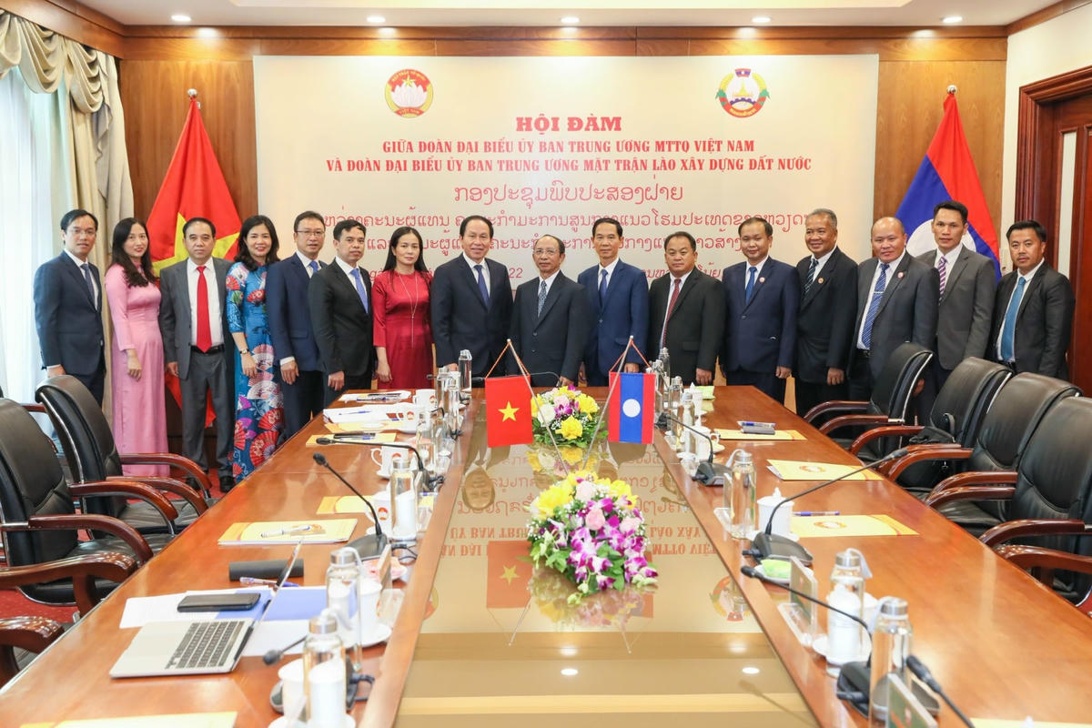 Các đại biểu tham dự hội đàm chụp ảnh lưu niệm.