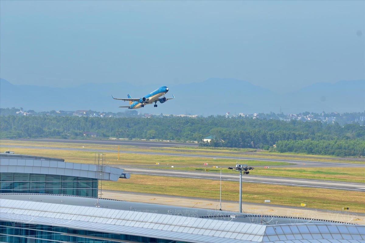 Một chuyến bay của Vietnam Airlines cất cánh từ sân bay Đà Nẵng.