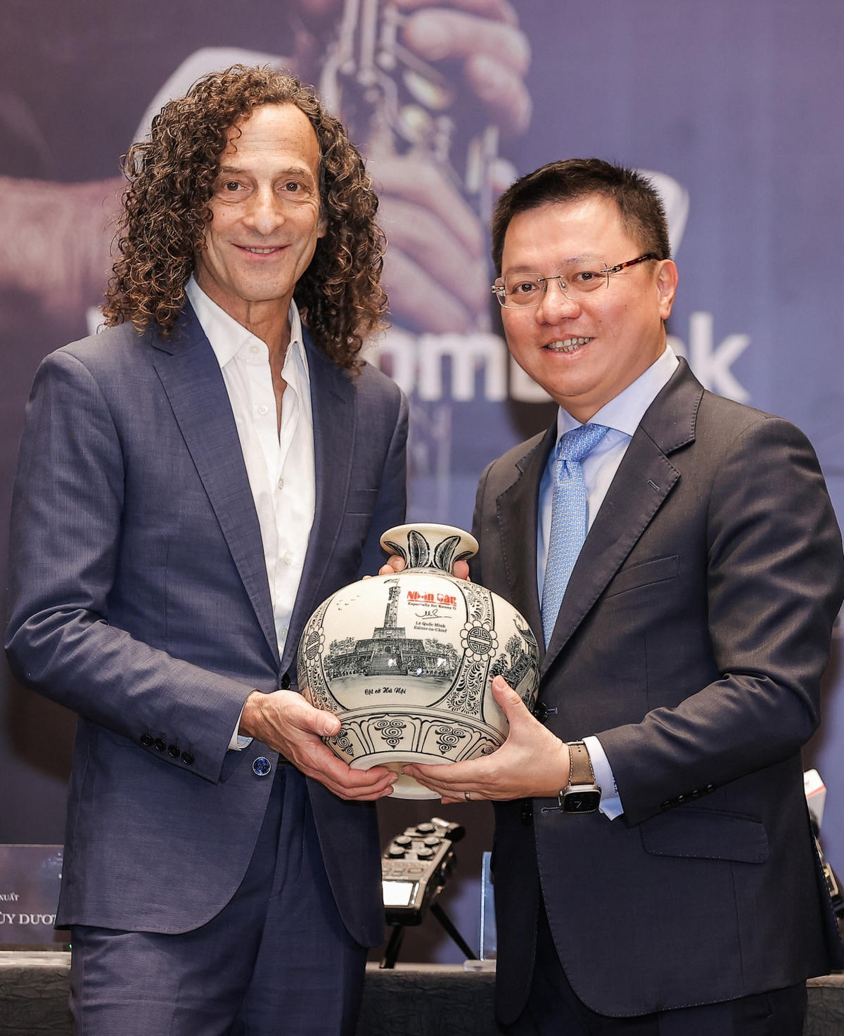 Nhà báo Lê Quốc Minh tặng nghệ sĩ Kenny G bình gốm Chu Đậu. Ảnh: BTC cung cấp.