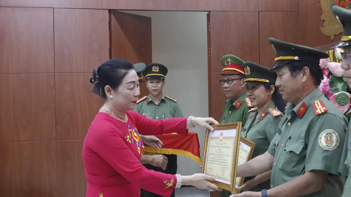 Bà Lê Thị Vệ tặng bằng khen của UBMTTQ Việt Nam tỉnh Kiên Giang cho các tập thể, cá nhân có thành tích xuất sắc.