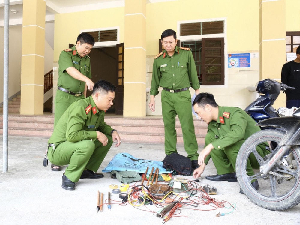 Cơ quan công an thu giữ nhiều tang vật liên quan đến hành vi trộm chó.