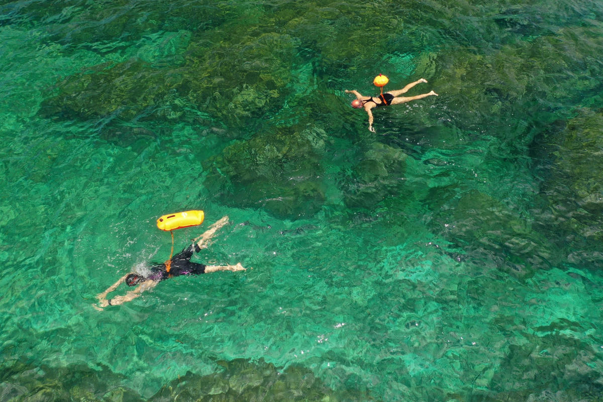 Góc nhìn VĐV từ trên cao xuống.