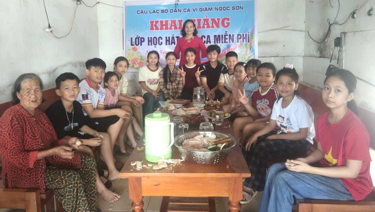 Lớp học dân ca ví, giặm tại CLB Dân ca xã Ngọc Sơn, một mô hình tiên phong không chỉ ở Thanh Chương cũ mà còn là điểm sáng toàn tỉnh Nghệ An. Ảnh Điền Bắc.