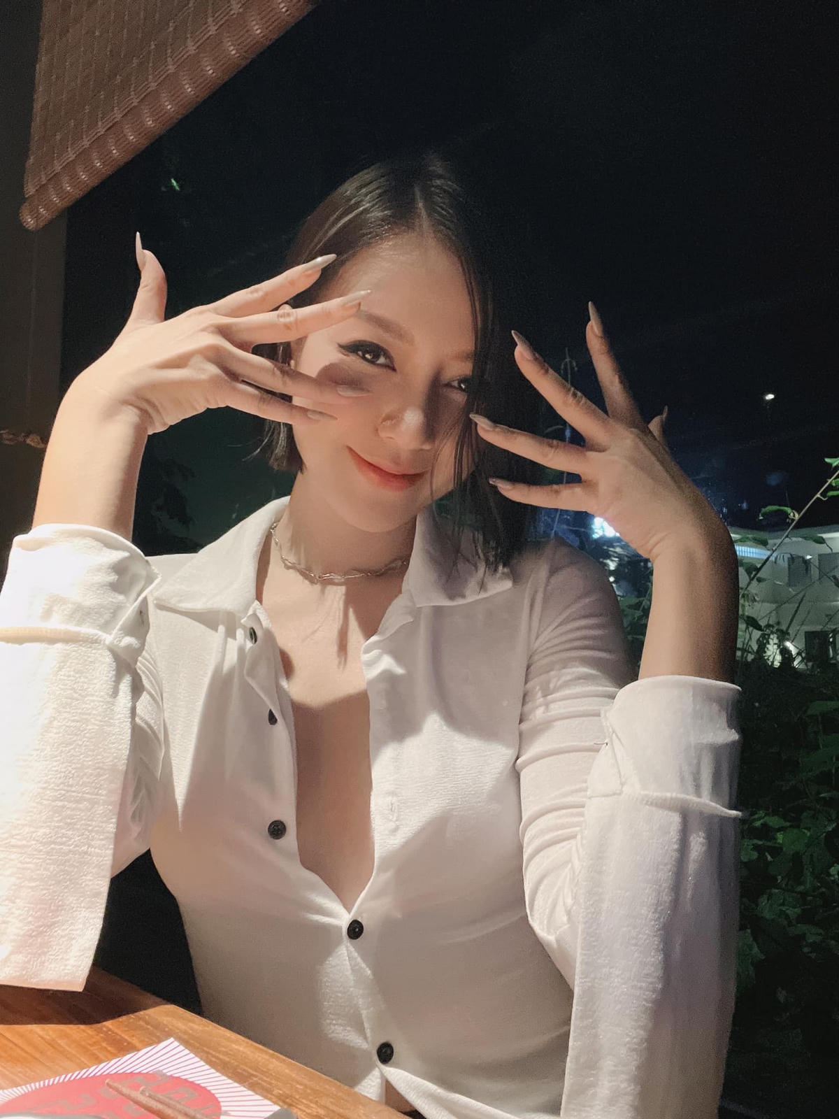 : Bên cạnh gu thời trang, việc biến hoá đa dạng trong cách trang điểm cũng là điểm cộng lớn khiến fan không thể rời mắt mỗi khi cô xuất hiện trên phim đến đời thực.