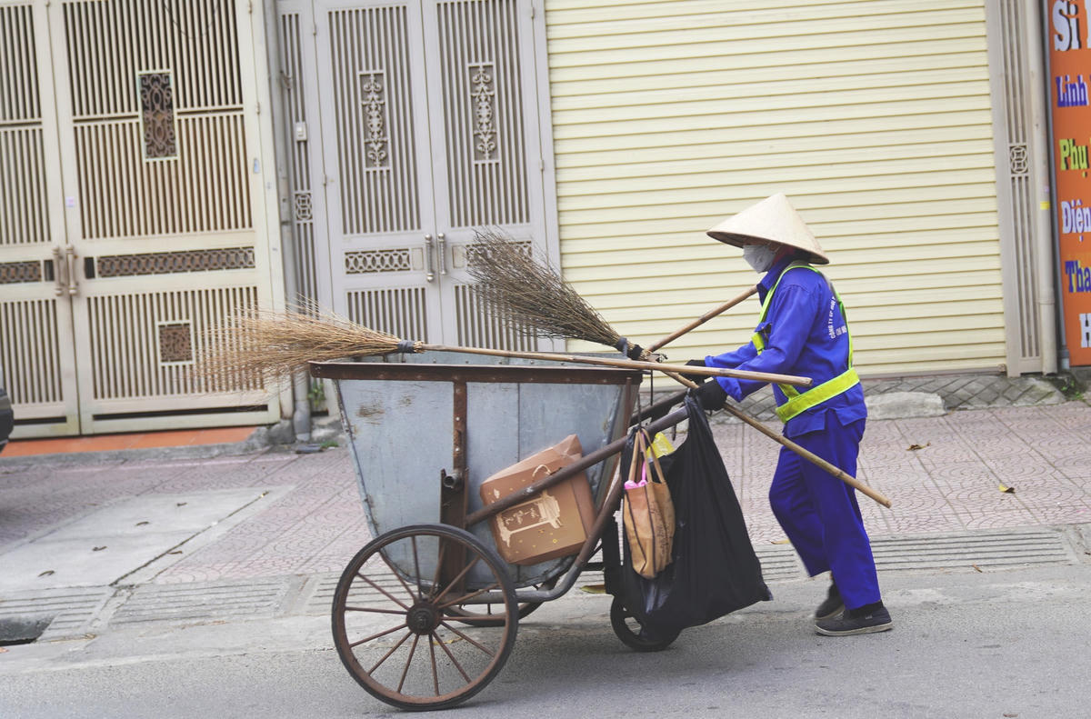 Ảnh: Những người phụ nữ tất bật trong ngày 8/3