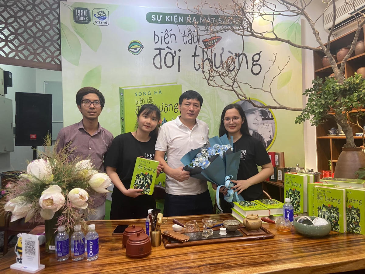 Nhà văn Song Hà (thứ 2 từ phải qua) cùng người hâm mộ tại lễ ra mắt sách.