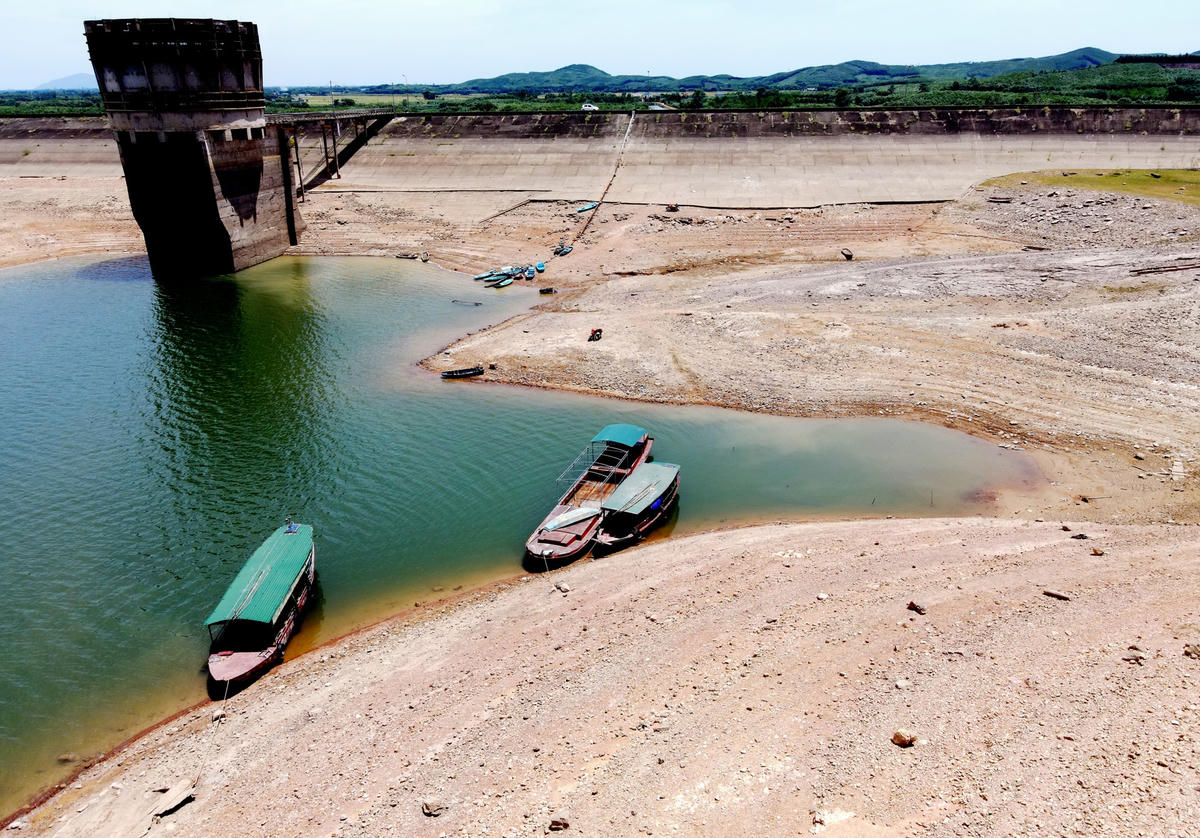 Tại khu vực nhà tháp thượng lưu, cống vận hành hồ Kẻ Gỗ có thể nhìn thấy mực nước ở đại công trình thủy lợi này hiện xuống rất thấp.
