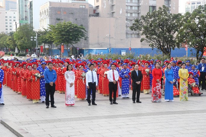 Lãnh đạo TP HCM có mặt tham gia Lễ cưới tập thể năm 2022 cùng các cặp đôi. Ảnh: NLĐ.