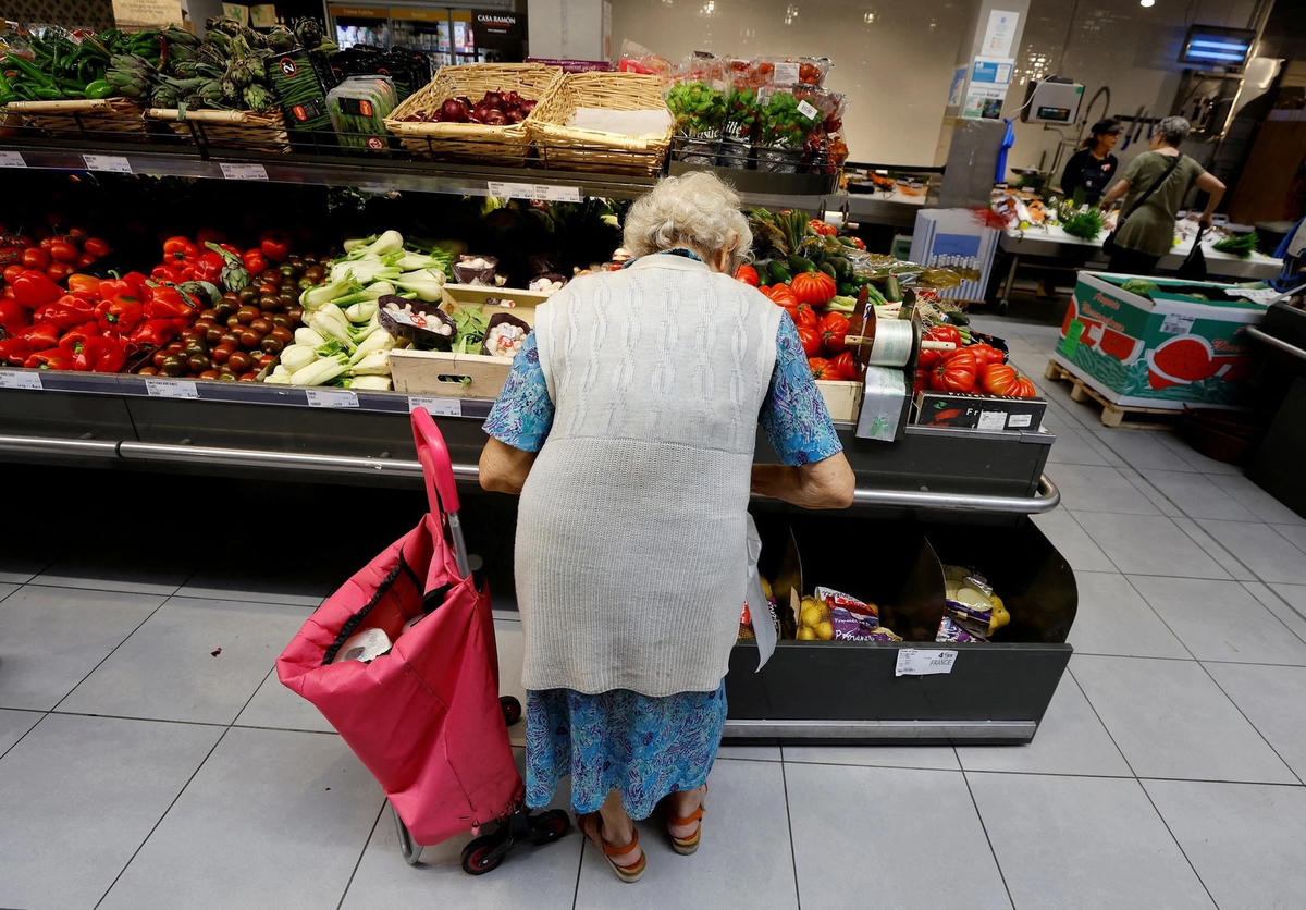 Một cụ bà mua sắm trong siêu thị ở thành phố Nice (Pháp). Ảnh: REUTERS.