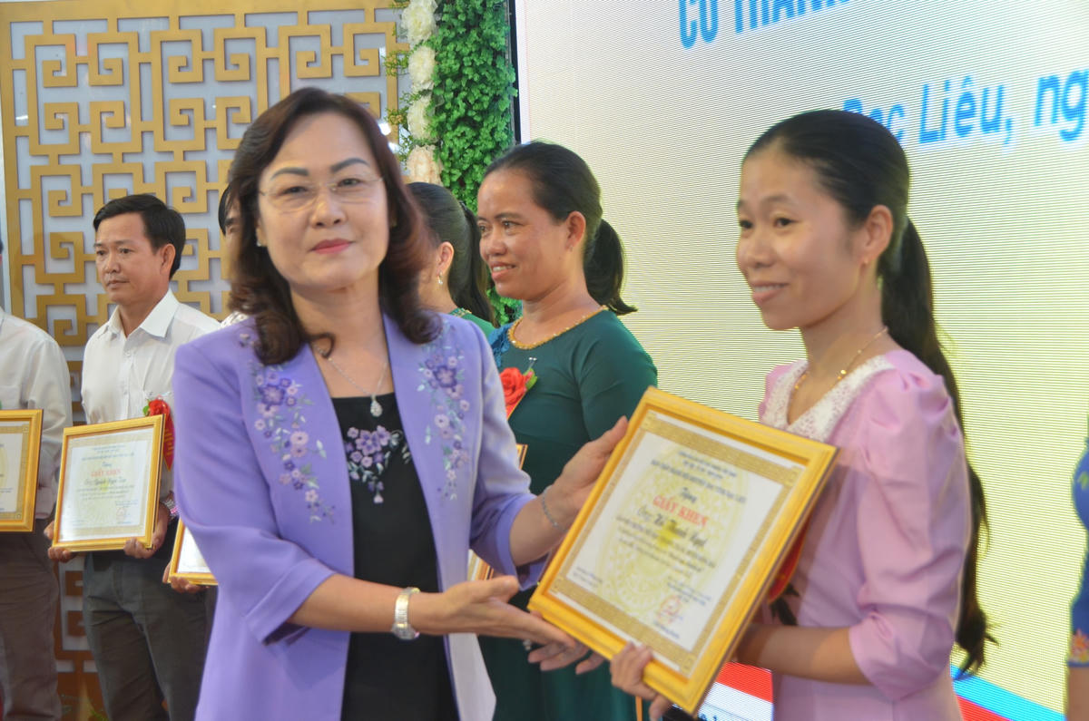 Bà Lê Thị Ái Nam khen thưởng cho giáo viên có thành tích xuất sắc trong năm học 2021 - 2022.