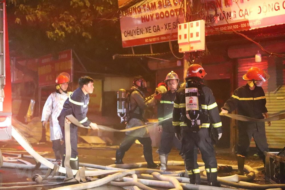Hà Nội: Cháy ba nhà liền kề trong đêm, cột khói bốc cao hàng chục mét