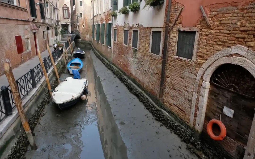 Kênh đào ở Venice cạn đáy. Ảnh: Reuters.