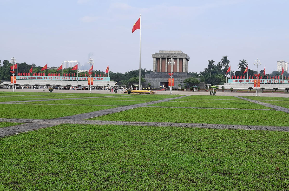 Dòng người xếp hàng trang nghiêm để chờ vào Lăng Chủ tịch Hồ Chí Minh, sáng ngày 2/9.