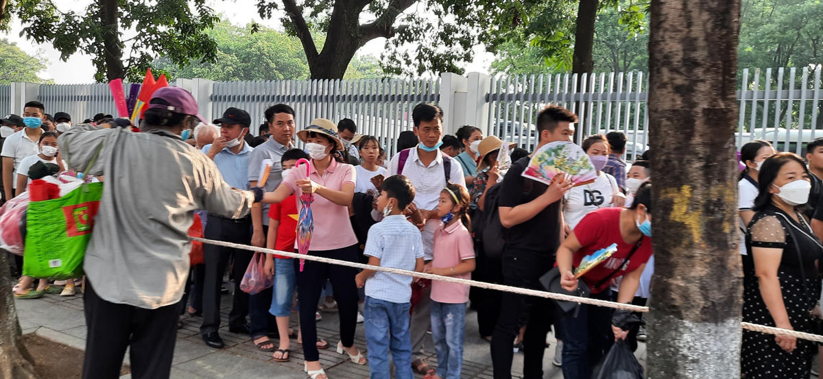 Sáng 2/9, thời tiết Hà Nội nắng nóng, nhưng dòng người vẫn trật tự xếp hàng để vào Lăng viếng Bác.