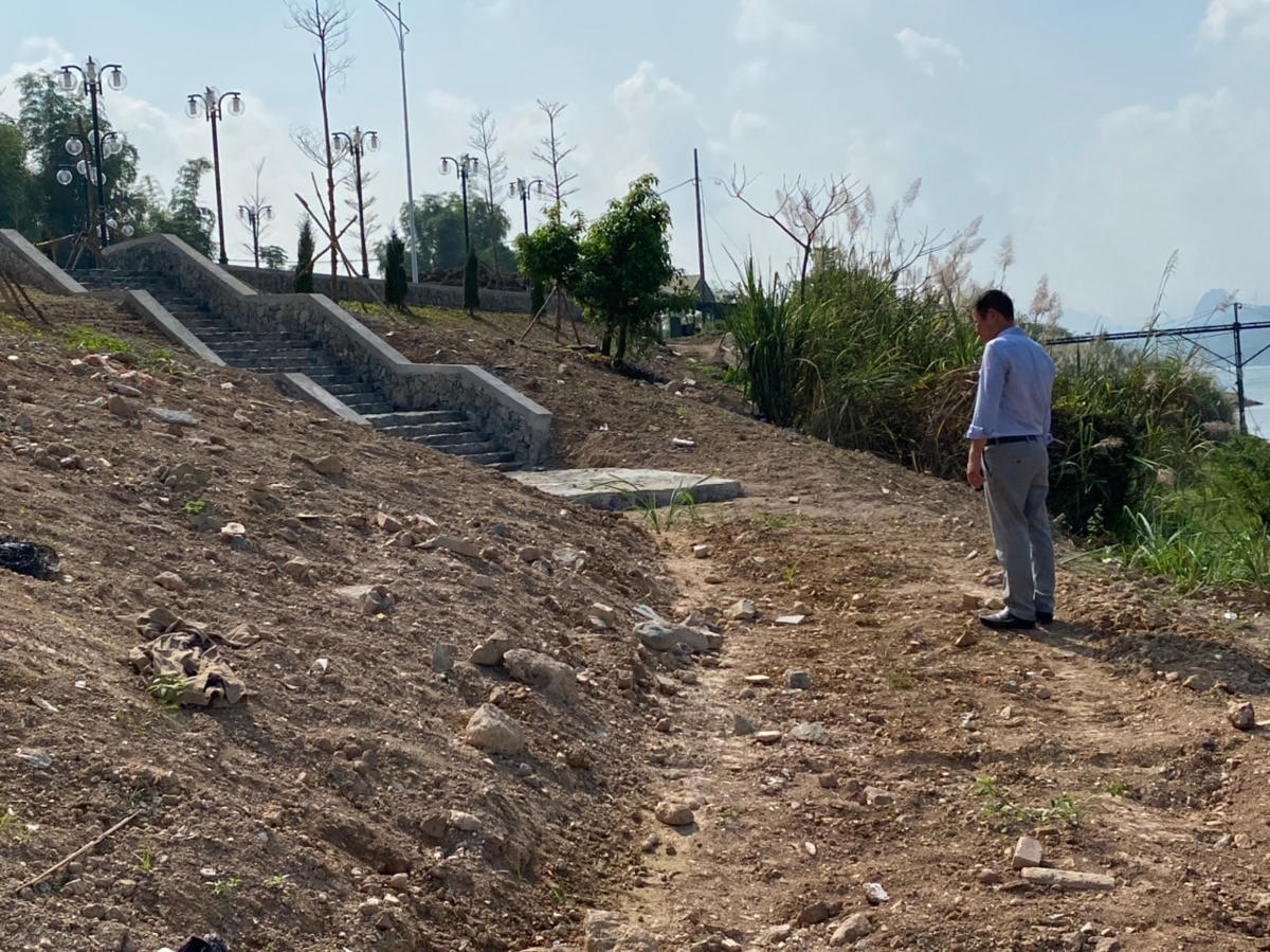 Hoạt động xây dựng vi phạm đê và bãi sông.