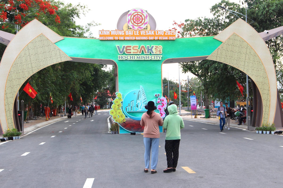 Cổng chính đưa khách vào khu trung tâm Đại lễ Vesak 2025.