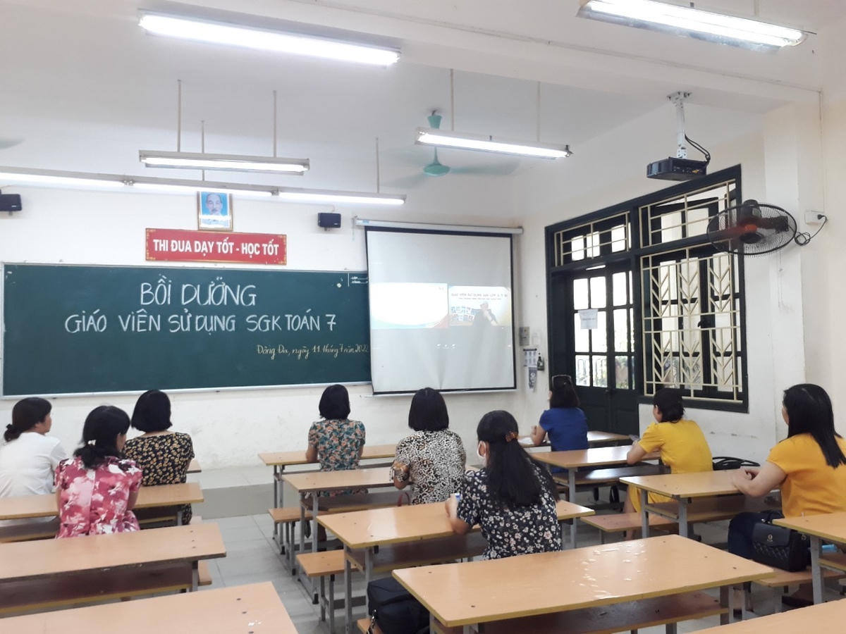Giáo viên Trường THCS Tô Vĩnh Diện (Hà Nội) tham gia tập huấn sách giáo khoa lớp 7.