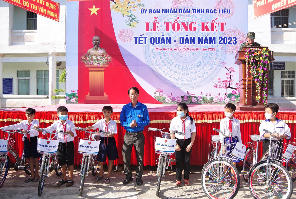 Tỉnh đoàn tặng xe đạp cho học sinh.