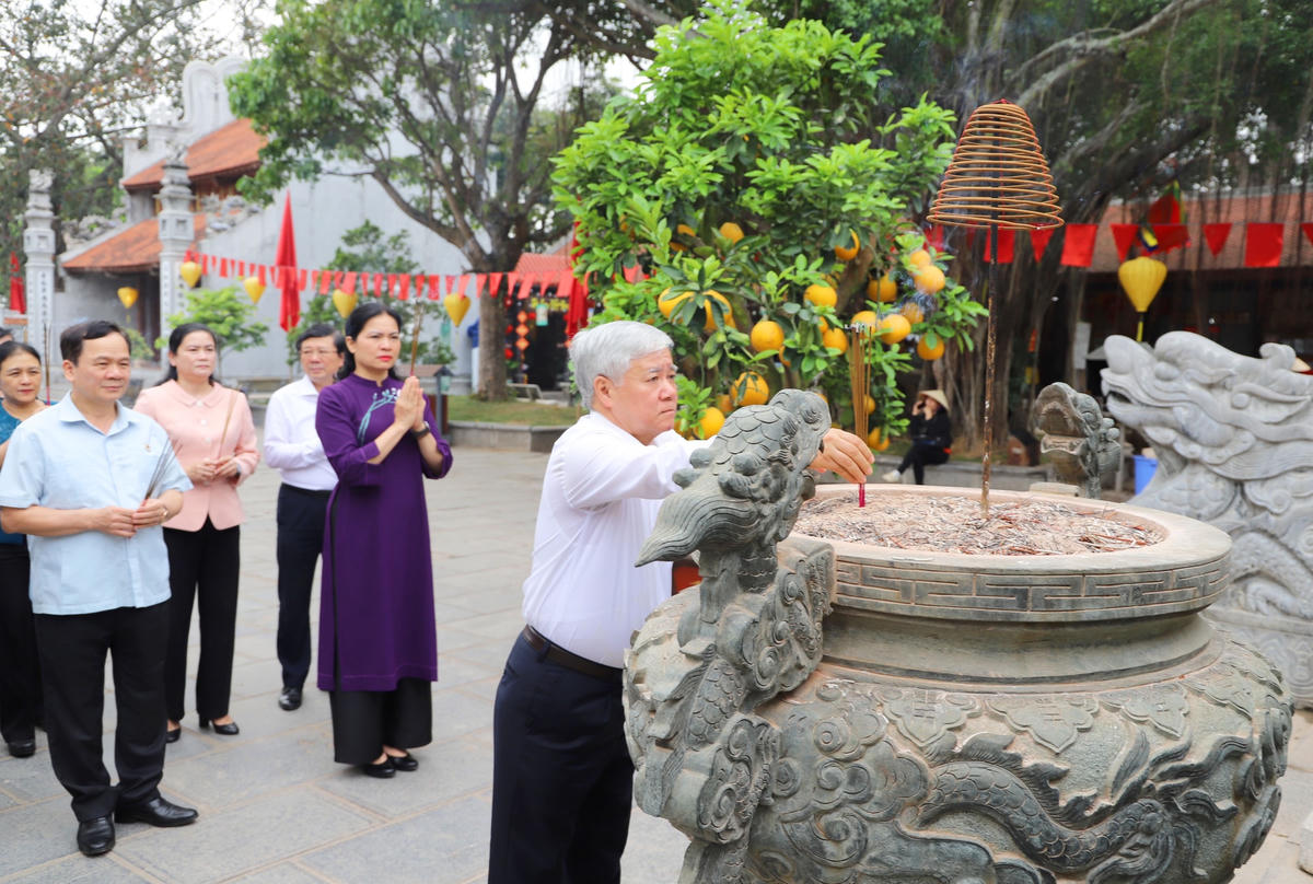 Chủ tịch Đỗ Văn Chiến cùng các đại biểu dâng hương tại Khu di tích Quốc gia đặc biệt Côn Sơn – Kiếp Bạc.