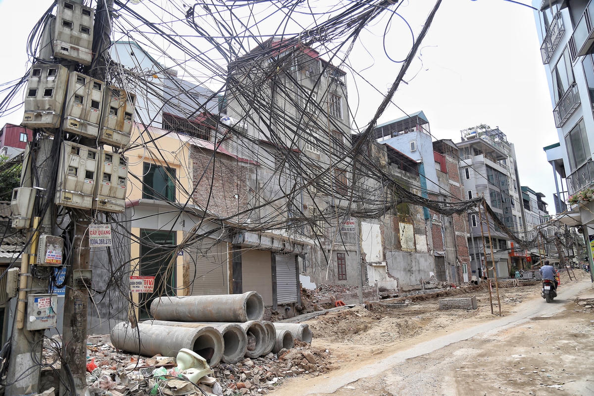 Hà Nội: Dây điện, cáp viễn thông như 'nhả tơ' tại nhiều tuyến phố