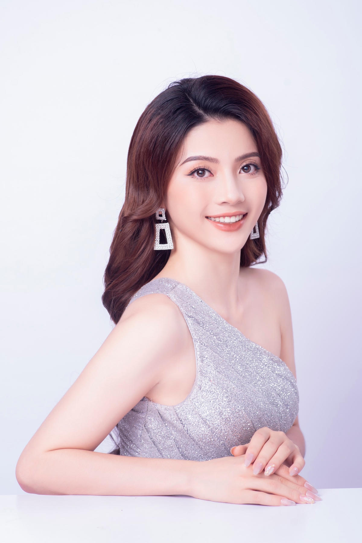 Nhan sắc xinh đẹp của Đỗ Phương Loan cũng thu hút nhiều lượt tương tác từ khán giả. Phương Loan 23 tuổi, đến từ Yên Bái và hiện đang là sinh viên Trường Đại học Dược Hà Nội.