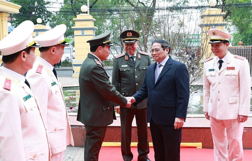 Thủ tướng Phạm Minh Chính đến thăm, chúc Tết cán bộ, chiến sĩ Bộ Tư lệnh Cảnh vệ. Ảnh: Dương Giang/TTXVN.