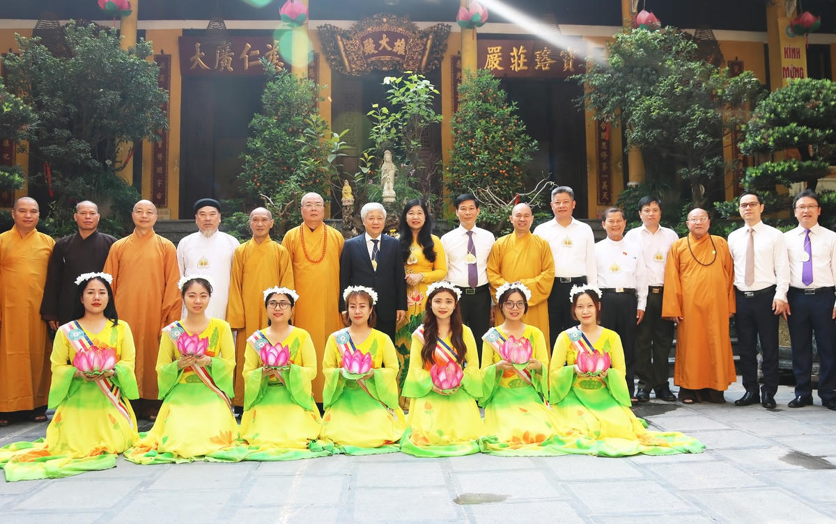 Chủ tịch UBTƯ MTTQ Việt Nam Đỗ Văn Chiến cùng các đại biểu chụp ảnh lưu niệm tại Chùa Quán Sứ (Hà Nội).