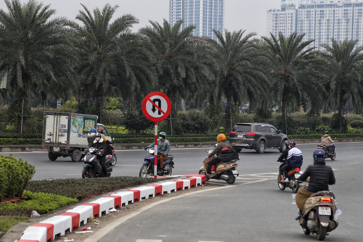 Nhiều phương tiện phớt lờ biển cấm quay đầu xe gây mất an toàn giao thông.