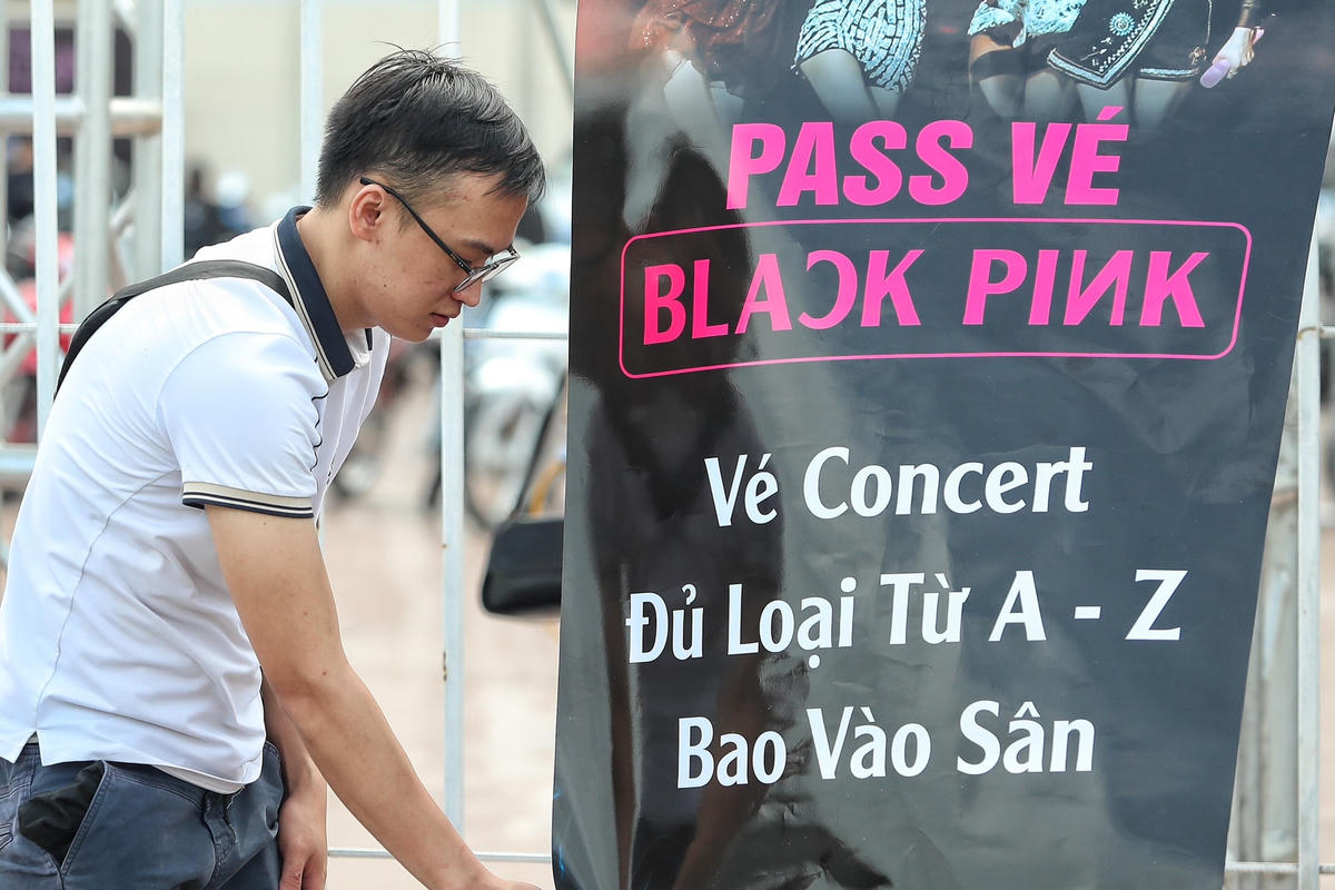 Không khó để bắt gặp hình ảnh các phe vé xả lỗ.