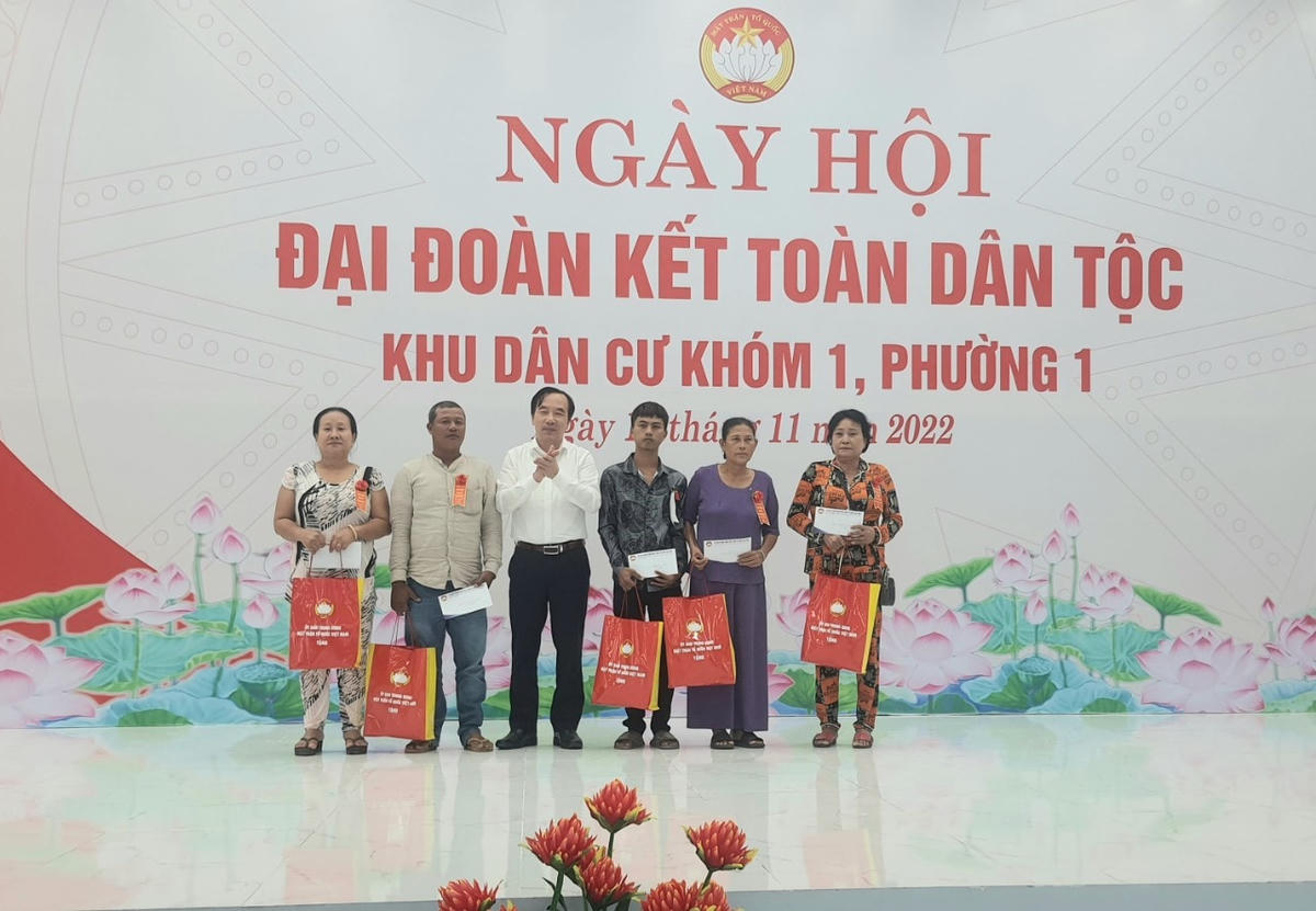Phó Chủ tịch UBTƯ MTTQ Việt Nam Ngô Sách Thực tặng quà cho hộ nghèo.
