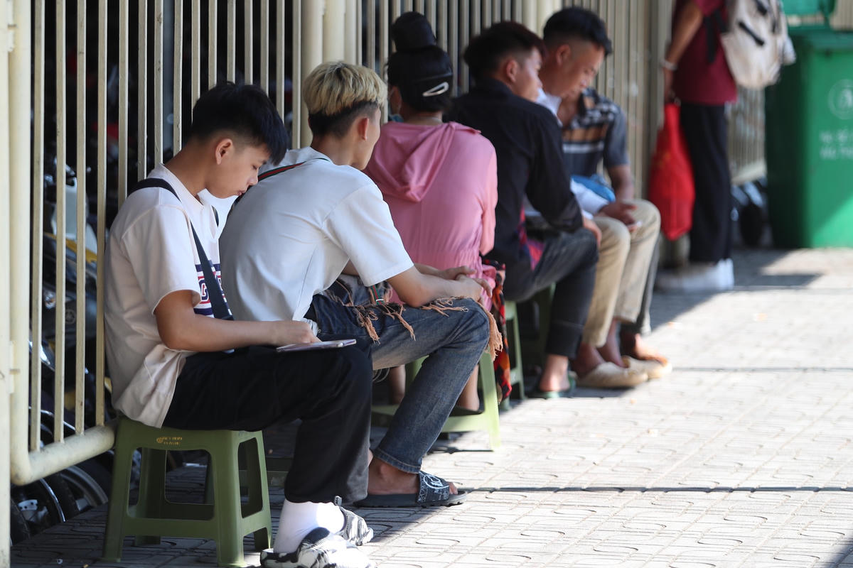 Nhiều hành khách ra bến sớm chờ xe.