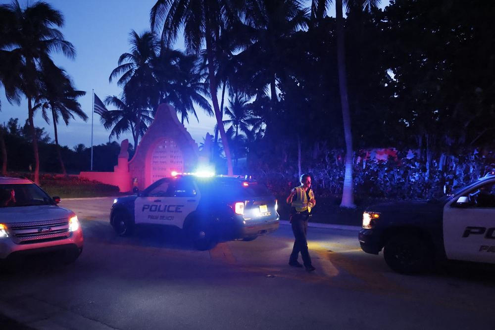 Cảnh sát điều khiển giao thông bên ngoài lối vào khu dinh thự Mar-a-Lago của cựu Tổng thống Donald Trump, ngày 8/8 ở Palm Beach, Florida.