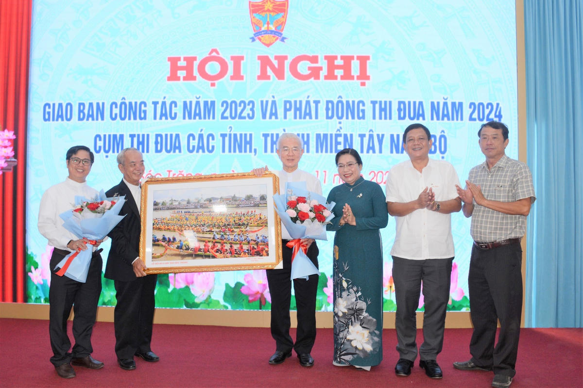 Lãnh đạo tỉnh Sóc Trăng tặng quà chúc mừng hội nghị.