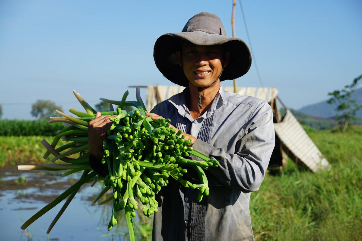 Anh Chiến Dì Phố, ấp Tây Minh, xã Lang Minh vui mừng vì kèo nèo được giá. Ảnh: Mạnh Thìn.